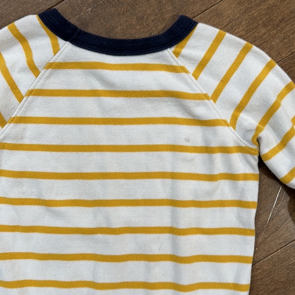Old Navy crewneck sweater. Size 2T. - Picture 4 of 4